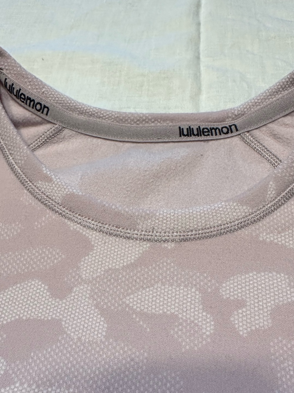 Long-Sleeve Pink Camo Performance Top Lululemon Pocket Thumbhole - Picture 6 of 7